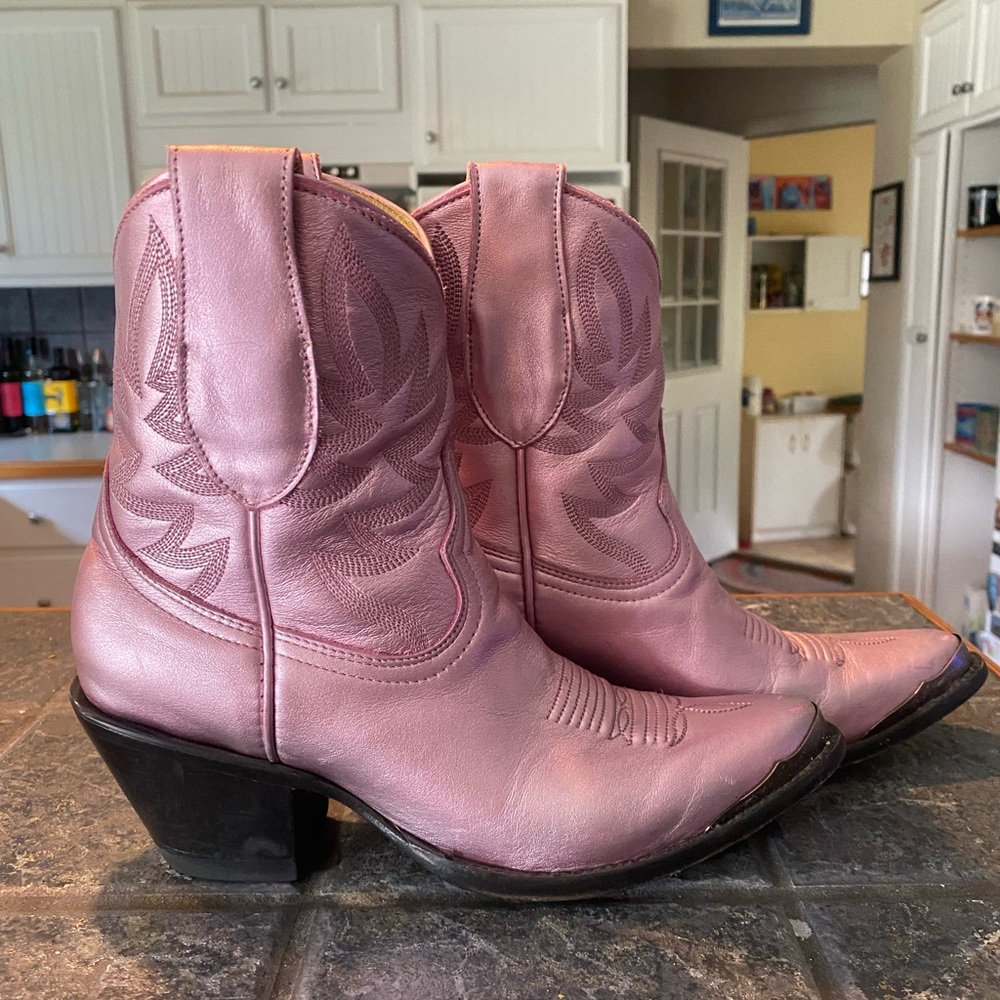 Idyllwind Wheels - size 7 Western Booties - metallic pink